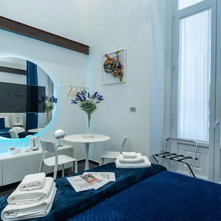 לינה וארוחת בוקר Skyhouse Chiaia נאפולי