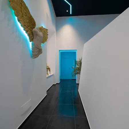 לינה וארוחת בוקר Skyhouse Chiaia 4*